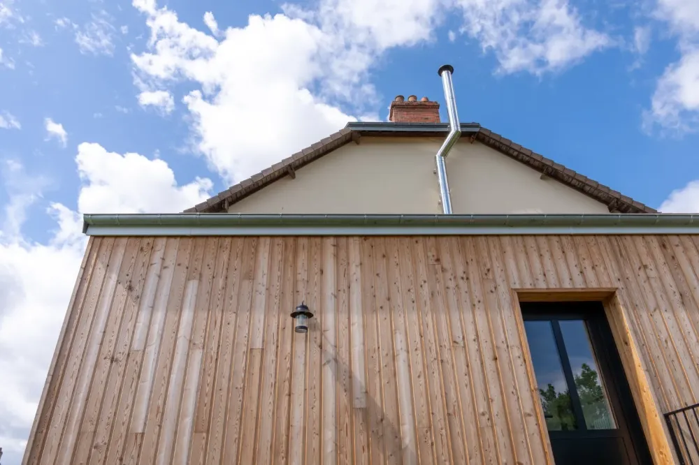 Extension moderne d’une maison avec bardage en bois